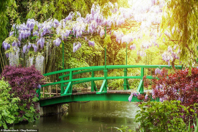 13 - Giverny ở Normandy. Họa sĩ nổi tiếng nước Pháp theo trường phái ấn tượng Claude Monet đã sống và làm việc ở đây từ năm 1883 cho đến khi ông qua đời vào năm 1926. Bức ảnh cho thấy khung cảnh yên bình nơi cái ao làng và cây cầu bắc qua trong nhiều bức tranh của họa sĩ Claude Monet.