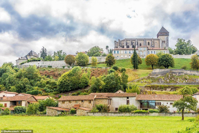 12 - Saint-Bertrand-de-Comminges ở Haute-Garonne ở phía tây nam nước Pháp, nổi tiếng với nhà thờ Công giáo La Mã trước đây.