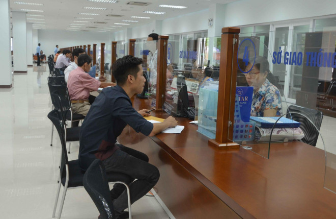 Công dân làm thủ tục tại bộ phận một cửa ở Trung tâm hành chính TP Đà Nẵng