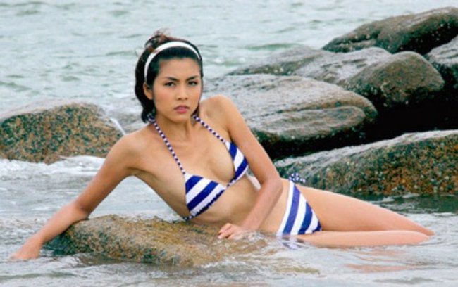 Trong bộ phim “Đẹp từng centimet” có những cảnh quay “ngọc nữ màn ảnh Việt” xuất hiện với vẻ đẹp quyến rũ khi làm người mẫu trên bãi biển. Và đây cũng là một trong những lần hiếm hoi Tăng Thanh Hà diện đồ “thiếu vải” công khai.
