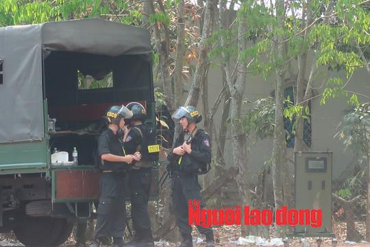 Cảnh sát cơ động chốt chặn tại khu vực Lê Quốc Tuấn gây án