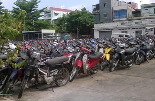 Một bãi giữ xe vi phạm tại trụ sở Công an quận 9, TP HCM - Ảnh: Gia Minh