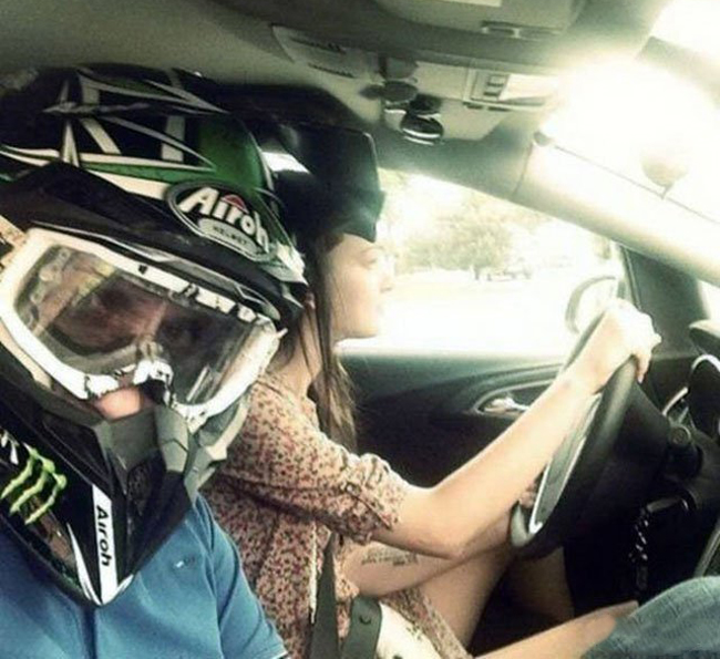 Khi vợ bạn lái xe thì hãy tự tìm cách bảo vệ bản thân mình.

