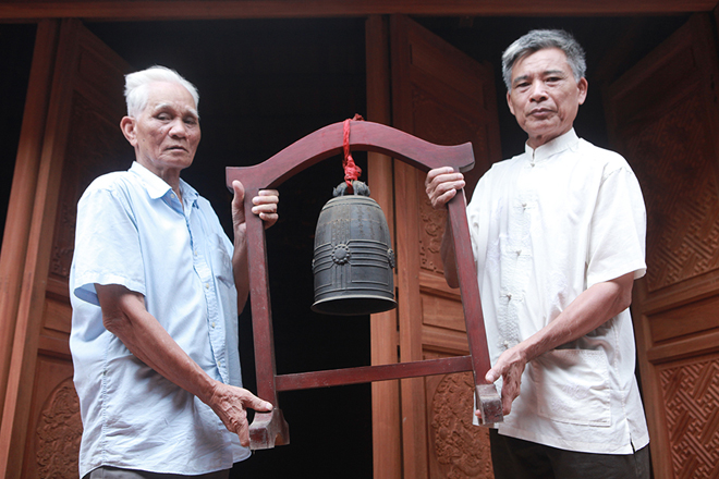 Ông Nguyễn Lâm Thao, 84 tuổi, Trưởng ban Di tích đình Nhật Tảo (bên trái) cho biết: “So với những quả chuông quý khác, chuông Nhật Tảo bé hơn về kích thước nhưng giá trị thời gian rất lớn, quả chuông này được đúc vào năm 984 thời Ngô Quyền. Chuông được đúc theo lối thượng thu hạ thách (trên thon, dưới nở).”