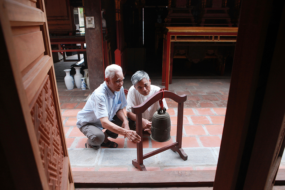 "Quá trình lưu giữ, người dân không biết đây là báu vật, chỉ coi như những quả chuông đánh bình thường. Từ năm 1994 chúng tôi đề nghị&nbsp;công nhận đình là Di tích lịch sử, Bộ Văn hóa mới cử người về kiểm kê tất cả các vật trong đình để lập hồ sơ công nhận di tích. Trong quá trình kiểm kê&nbsp;đã&nbsp;phát hiện ra quả chuông này là quả chuông cổ. Từ đó chúng tôi cử người trông coi cẩn thận", Trưởng ban Di tích cho hay.