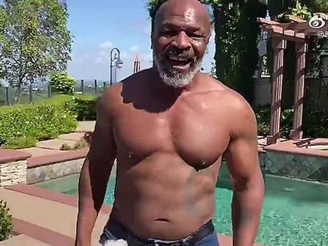 Mike Tyson có thể hình đẹp ở tuổi 54