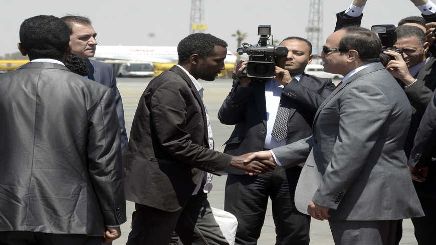 Tổng thống Ai Cập&nbsp;Abdel Fattah al-Sisi (phải) đón người đàn ông Ethiopia sang tị nạn từ Libya.