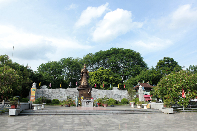 Quần thể Khu di tích đền thờ Hoàng thái hậu Ỷ Lan (xã Dương Xá, huyện Gia Lâm, Hà Nội) rộng 3ha bao gồm:&nbsp;chùa, đền, điện, sơn trang. Chùa và đền thờ Nguyên Phi Ỷ Lan còn gọi chùa Bà Tấm, đền Bà Tấm. Chùa có tên chữ "Linh Nhân Tư Phúc Tự”. Hoàng thái hậu Ỷ Lan (1044-1117) tên thật là Lê Thị Yến, hay còn gọi là Linh Nhân Hoàng thái hậu, là phi tần của Hoàng đế Lý Thánh Tông, mẹ ruột của Hoàng đế Lý Nhân Tông trong lịch sử Việt Nam.