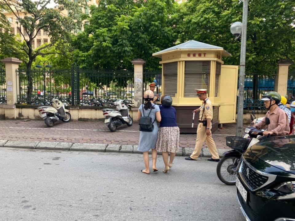 &nbsp;Hai cô gái tự dìu nhau vào bốt CSGT.