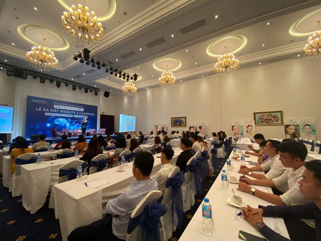 Lễ ra mắt Web E-learning được tổ chức tại khách sạn Tân Sơn Nhất 5*,thu hút sự quan tâm của giới nhá báo, khách hàng và toàn thể nhân viên.