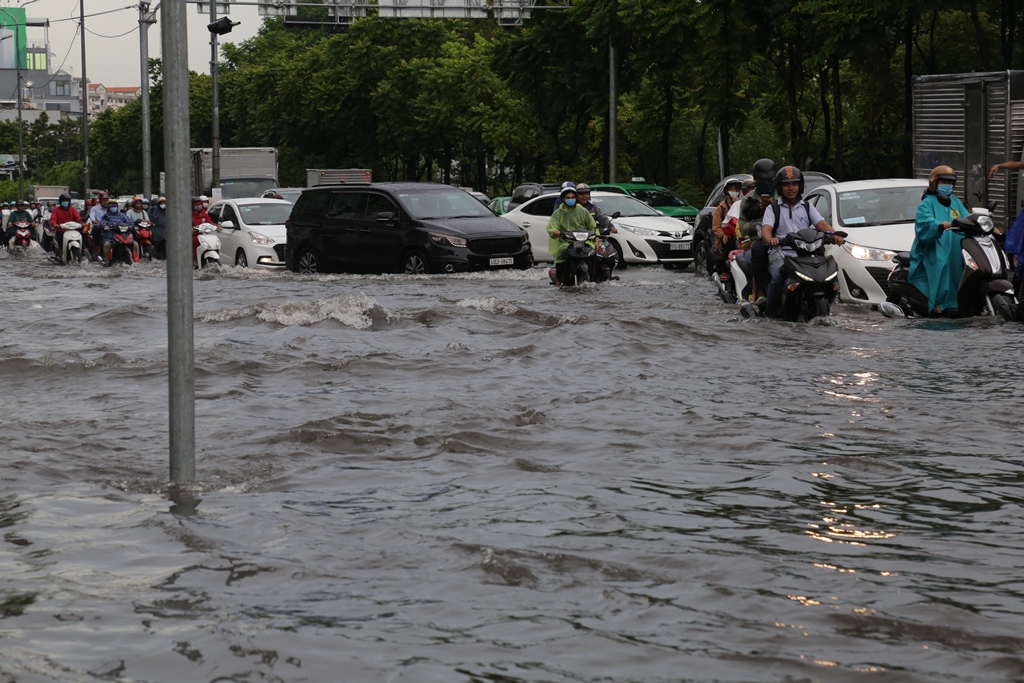 “Mưa một chút mà đường đã ngập như sông thế này rồi, không biết các đơn vị chức năng TP.HCM chống ngập kiểu gì nữa?”, anh Nguyễn Văn Phụng (ngụ quận Bình Thạnh) bức xúc.