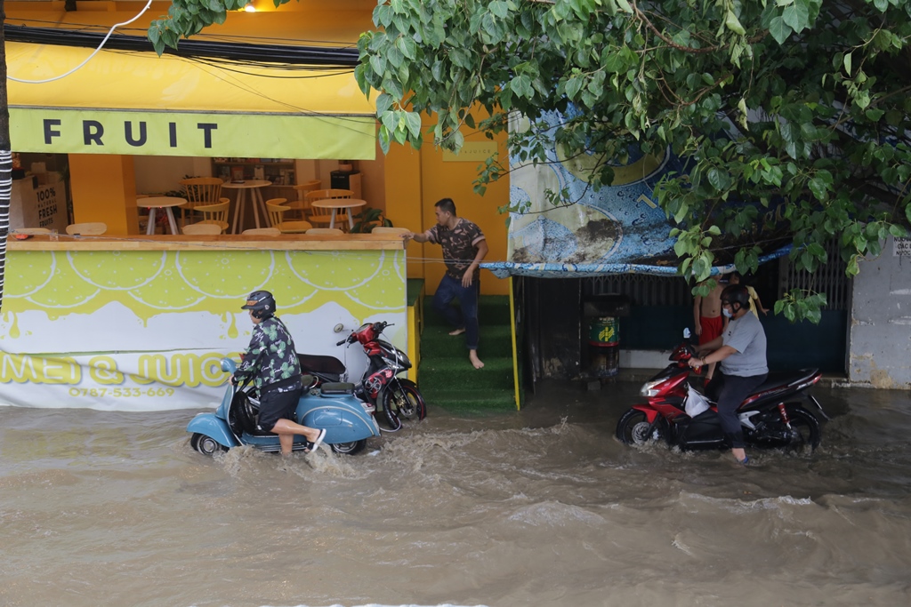 Hoạt động kinh doanh, buôn bán của các hộ dân hai bên đường Nguyễn Hữu Cảnh bị “đóng băng” vì nước ngập phía trước.