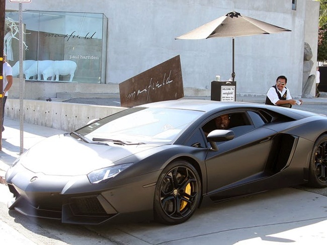 Kanye được cho là sở hữu bộ sưu tập ô tô đắt giá. Rapper này từng được thấy nhiều lần lái xe  lái chiếc Aston Martin DB9 trị giá 200.000 USD.
