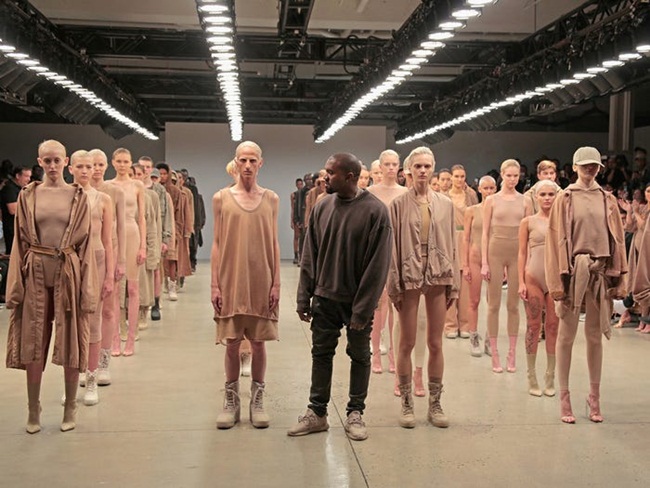 Tuy nhiên, hầu hết tài sản của Kanye West không đến từ công việc âm nhạc mà phần lớn tiền đến từ thương hiệu giày dép và quần áo Yeezy do anh sở hữu. 
