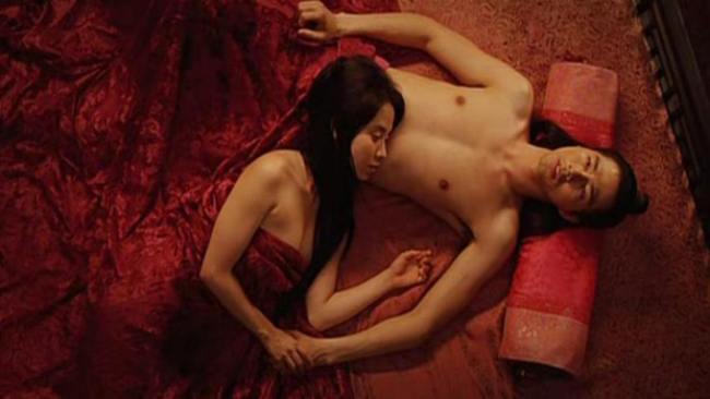 Tuy nhiên, Song Ji Hyo không muốn đóng khung ở những vai diễn trong sáng, một màu. Năm 2007, cô xuất hiện đầy nóng bỏng trong bộ phim 18+ 'Sex is Zero 2'. Tiếp đó, Song Ji Hyo lột xác trở thành 'nữ hoàng phim 18+' với vai hoàng hậu trong bộ phim 'Song hoa điếm' (2008).
