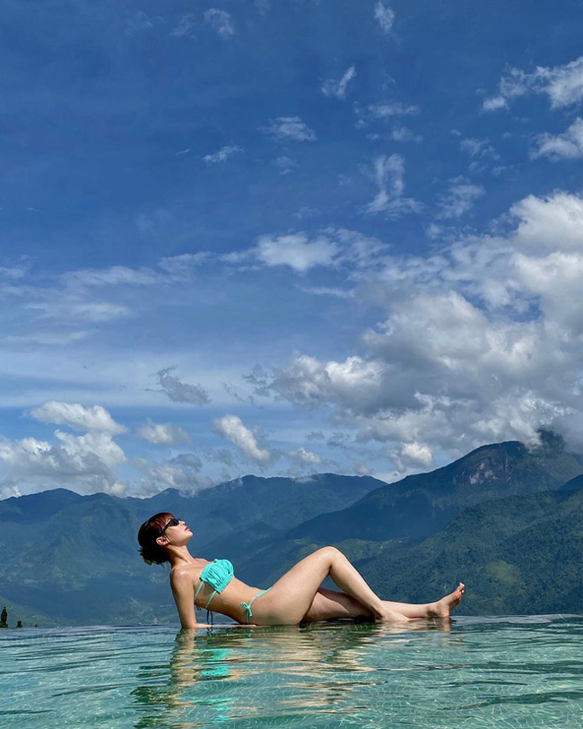 Đi du lịch cùng Chi Pu, Sun HT được dịp tung ra những bức ảnh đẹp "ná thở" ở bể bơi vô cực.
