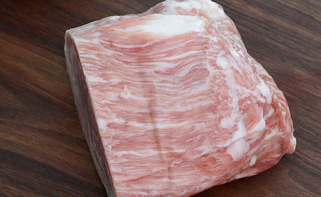 Điểm đặc trưng của loại thịt heo này là có những vân mỡ xen lẫn trong thịt.
