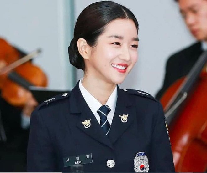 Seo Ye Ji trong màu áo sĩ quan cảnh sát