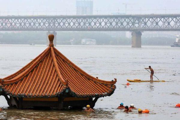Tính đến ngày 8/7/2020, mực nước của của sông Dương Tử đoạn qua khu vực Vũ Hán đã vượt mức cảnh báo lũ của Trung Quốc, hiên Hoàng Hoa Cơ Lương ở Vũ Xương (địa danh du lịch nổi tiếng ở Vũ Hán) đã bị ngập lên đến đỉnh.