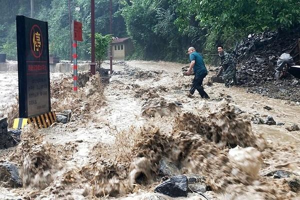 Ở An Huy, mưa lớn đã làm sụt lở nhiều đoạn đường, bờ kè và nhà ở, cùng với đó hàng nghìn hecta hoa màu bị thiệt hại. Từ ngày 7/7 trạm Trường Giang ở An Khánh, An Huy đã vượt mức cảnh báo. Công viên Giang Than, địa điểm du lịch được hàng nghìn người lui tới cũng đã chìm trong nước.