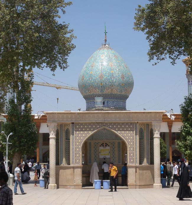 Đền Shah Cheragh trông rất bình thường nhìn từ bên ngoài.