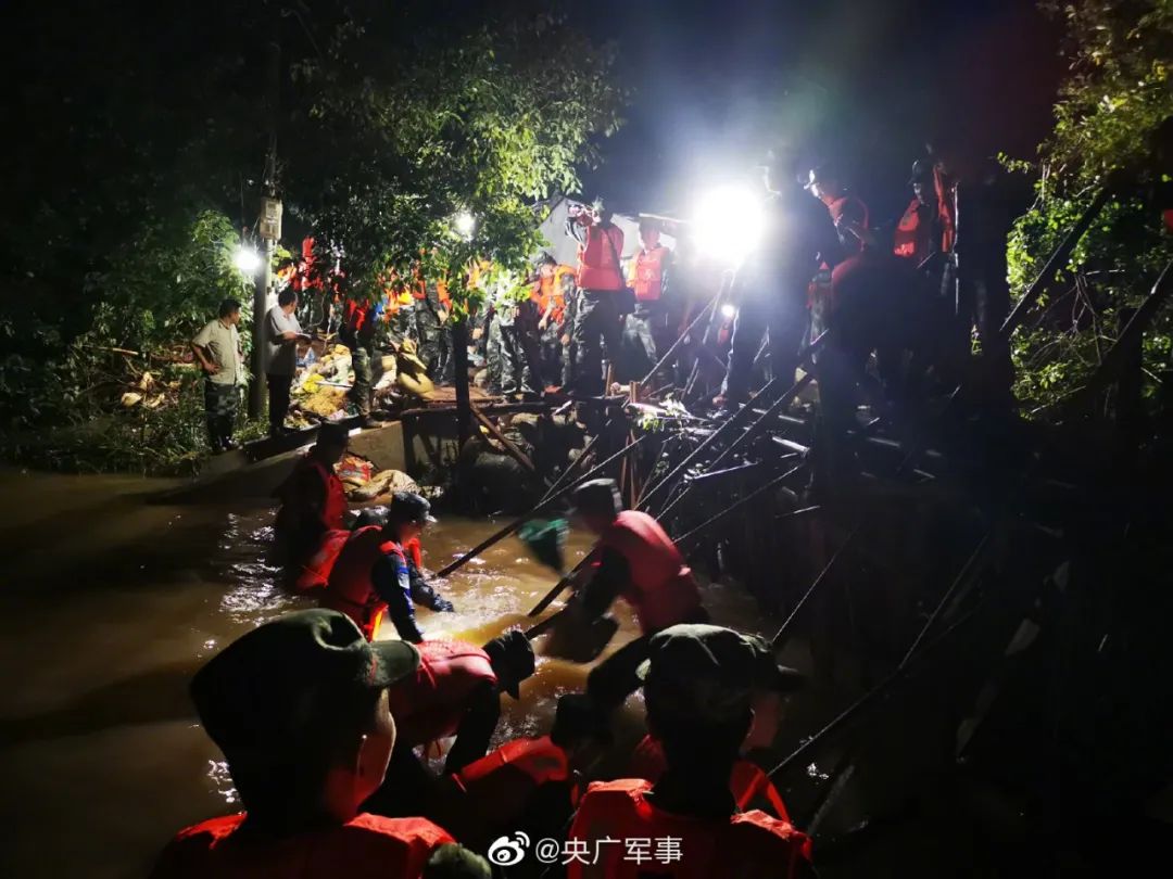 Trung Quốc đẩy mạnh phòng chống mưa lũ, gia cố đê điều (ảnh: Xinhua)