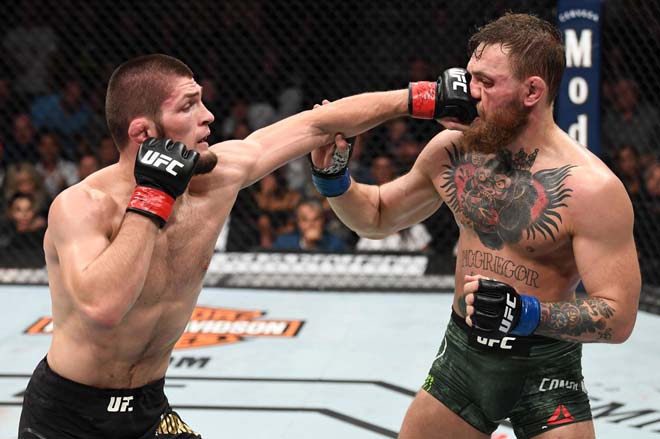 Khabib (trái) đánh bại McGregor ở trận đại chiến duy nhất giữa hai võ sỹ này tính đến thời điểm hiện tại