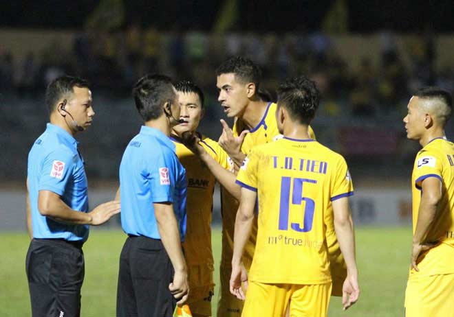 Trọng tài Nguyễn Minh Thuận đưa ra 2 quyết định bất lợi cho SLNA ở trận thua Quảng Nam tại vòng 8 V.League 2020