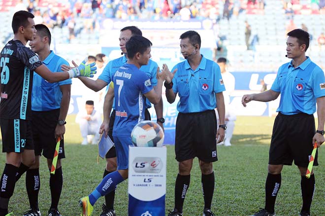 Tổ trọng tài điều khiển trận đấu giữa Quảng Nam và SLNA ở vòng 8 V-League 2020.