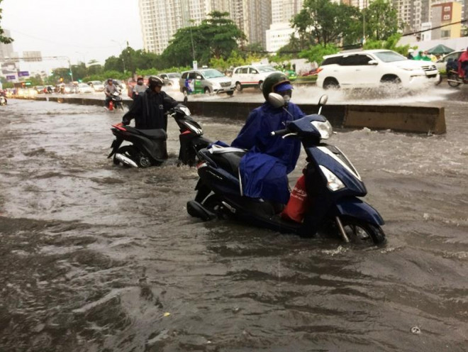 Đường Nguyễn Hữu Cảnh, quận Bình Thạnh thường ngập sâu mỗi khi mưa lớn. Xung quanh con đường này có rất nhiều nhà cao tầng. Ảnh: NGUYỄN THẮNG