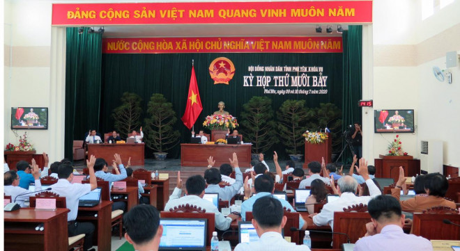 Các đại biểu biểu quyết miễn nhiệm chức danh Chủ tịch HĐND Tỉnh Phú Yên đối với ông Huỳnh Tấn Việt