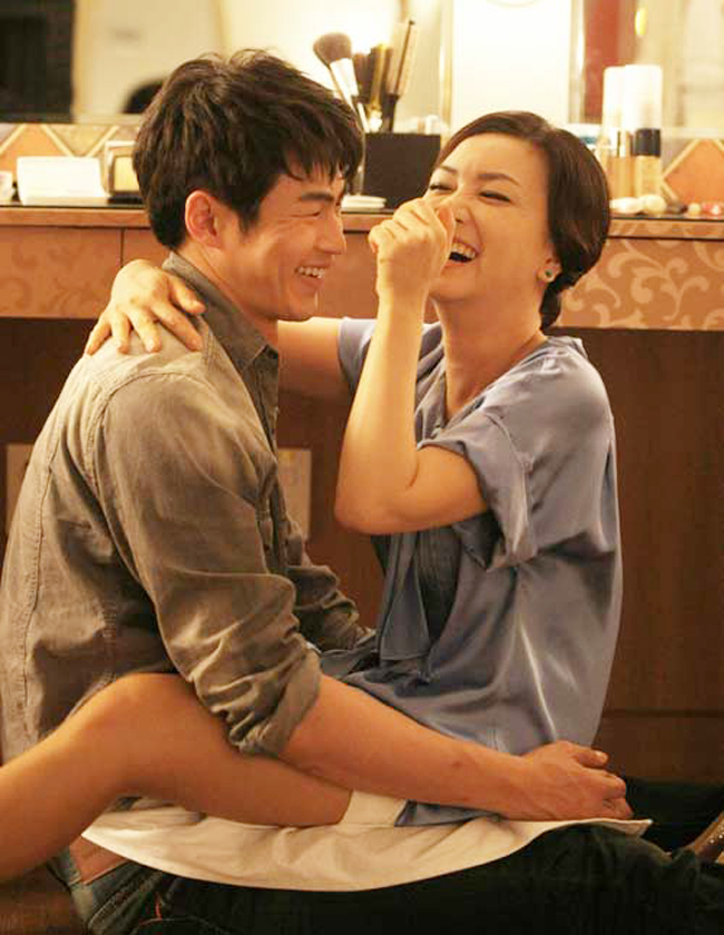 Cảnh  nóng của nữ diễn viên U40 Kim Hye Sun với bạn diễn nam kém 12 tuổi đã được coi là cảnh yêu hot nhất màn ảnh.

