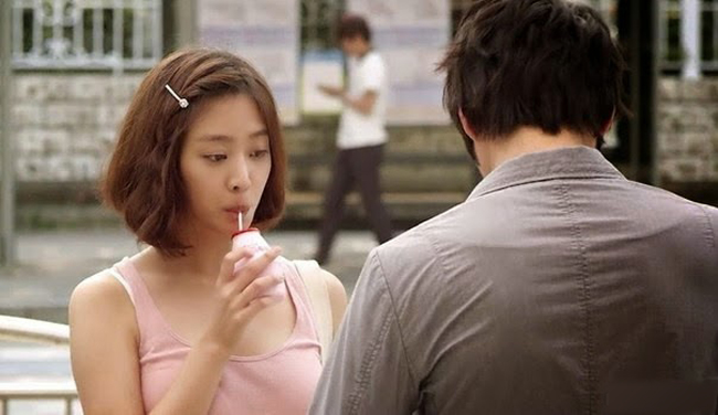 Nhưng trớ trêu thay, trong một lần ra tay cứu cô nữ sinh Young Eun (Jo Bo Ah) bị đuối nước, Joon Ki lại vướng phải sự ve vãn tán tỉnh của cô học trò. 
