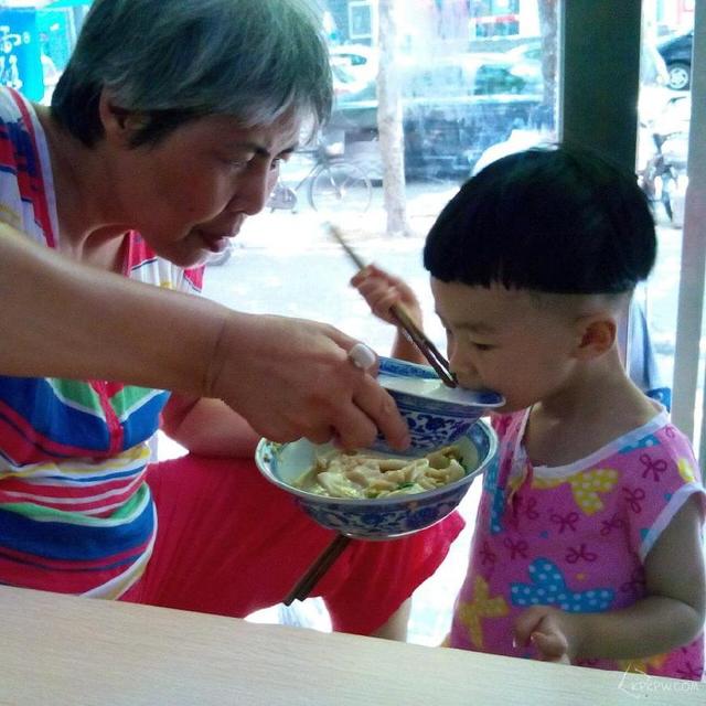 Chế biến bầu sai cách, người bà vô tình khiến cả nhà bị ngộ độc. (Ảnh minh họa)