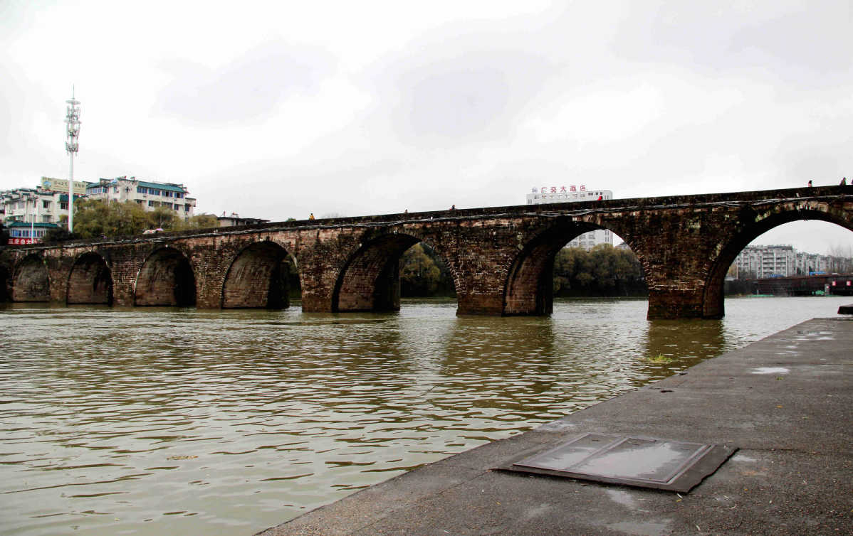 Cầu&nbsp;Zhenhai dài 133 mét,&nbsp;hơn 400 năm tuổi trước khi bị mưa lũ phá hủy.