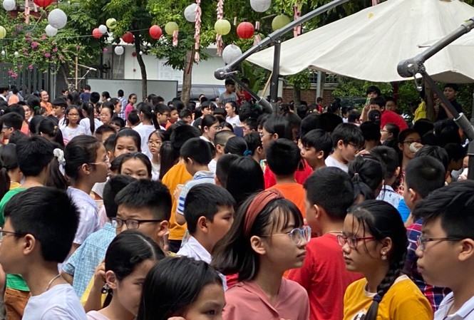 Hàng nghìn học sinh thi vào lớp 6 trường Lương Thế Vinh ngày 5/7/2020.