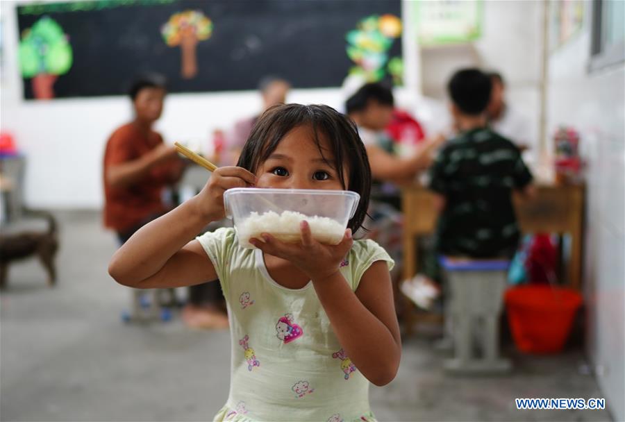 “Không dễ để có một miếng cơm nóng trong thời điểm này”, một người dân chia sẻ (ảnh: Xinhua)