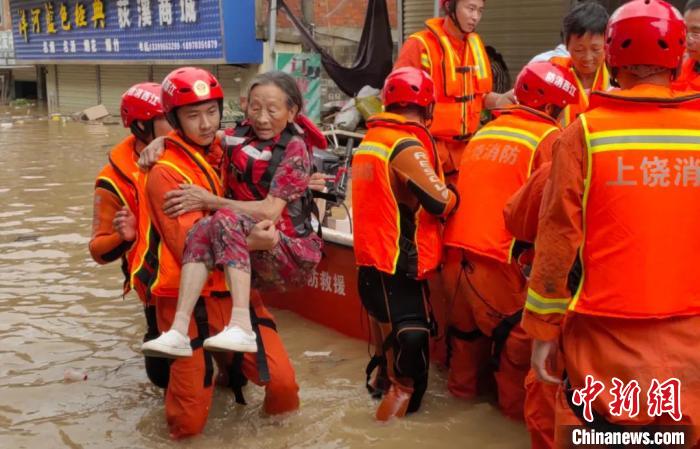 Nhiều người vẫn mắc kẹt trong cơn lũ bất ngờ (ảnh: Xinhua)