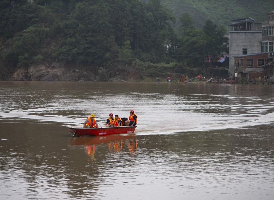 Nước lũ tràn vào một ngôi làng do vỡ đê ở Phiên Dương (ảnh: China Daily)