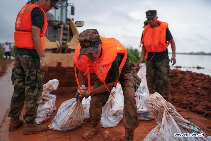 Binh sĩ Trung Quốc tham gia hộ đê (ảnh: Xinhua)