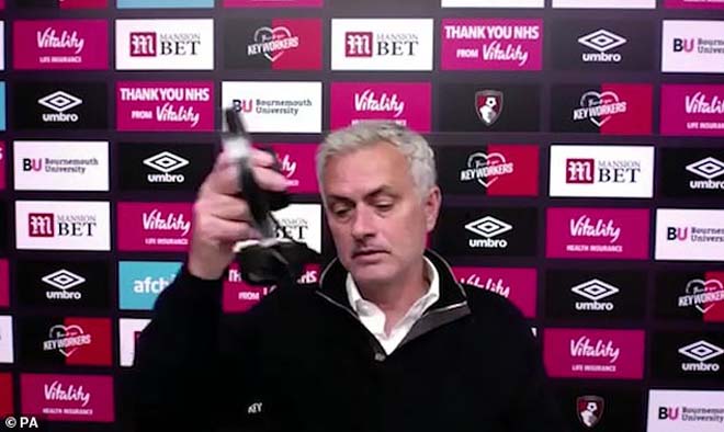 HLV Mourinho rời khỏi buổi họp báo