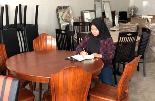 Arliya, sống ở Malaysia đã nói với bố mẹ về ý tưởng kinh doanh đồ nội thất đã qua sử dụng và được bố mẹ ủng hộ ý tưởng này.
