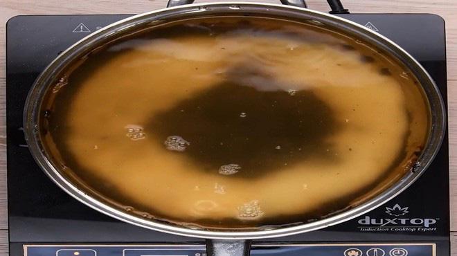 No need to scrub, burnt, blackened pans will be clean and shiny, thanks to this super easy method - 2