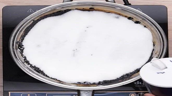 No need to scrub, burnt, blackened pans will be clean and shiny, thanks to this super easy method - 1