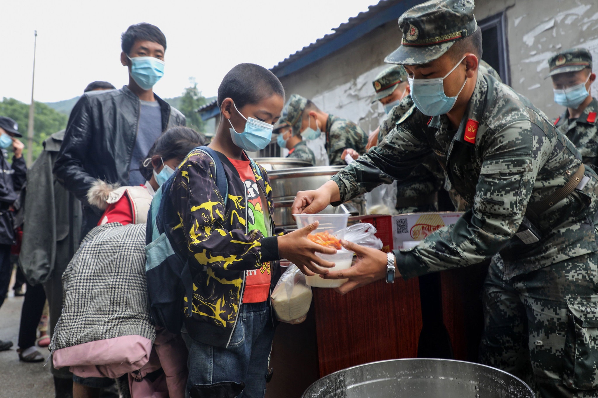 Nhiều khu vực bị cô lập, phụ thuộc vào lượng thực phẩm cứu trợ (Nguồn: NYTimes)