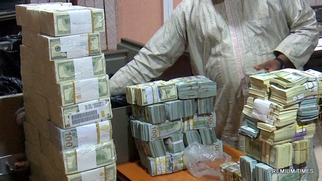 Sự việc này xảy ra tại Nigeria. Theo đó, số tiền 'khủng' gồm hơn 9,7 triệu USD và 74.000 bảng Anh tiền mặt đã được thu từ một tủ sắt trong nhà của  ông Andrew Yakubu - Cựu Giám đốc điều hành của Tập đoàn Dầu khí Quốc gia Nigeria (NNPC).
