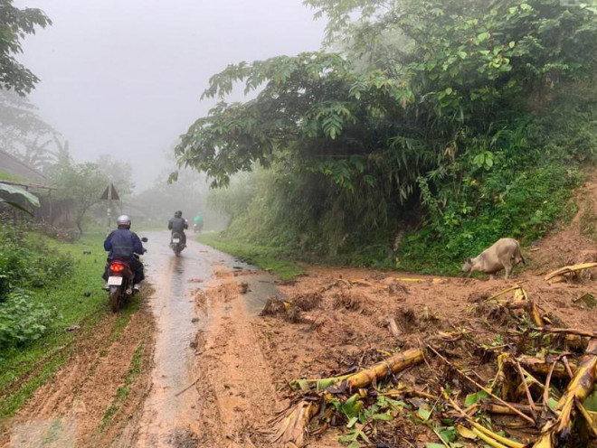 Mưa lớn khiến đất đá sạt lở xuống đường giao thông ở Lào Cai. Ảnh: NGỌC HÀ