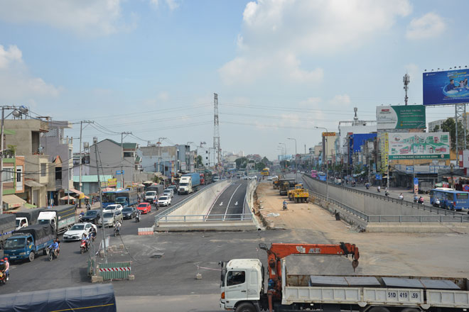 Sở GTVT thông báo từ 7h30 ngày 15/7, tổ chức giao thông 1 chiều ô tô lưu thông vào nhánh hầm N2. Sở GTVT lưu ý người điều khiển phương tiện qua khu vực này phải tuân thủ, chấp hành theo hướng dẫn của hệ thống báo hiệu giao thông trên đường hoặc theo hướng dẫn của lực lượng điều tiết giao thông, CSGT.