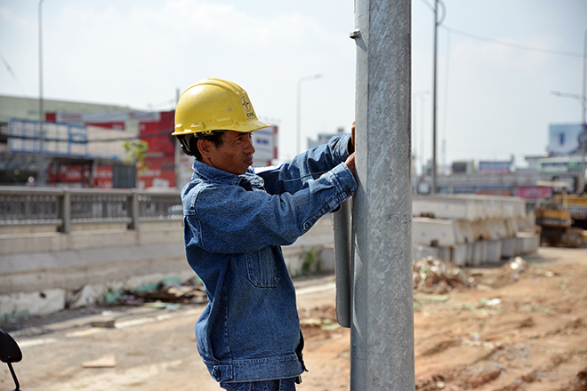 &nbsp;Công nhân điện lực lắp các trụ đèn chiếu sáng trước khi đưa nhánh hầm N2 vào hoạt động vào ngày 15/7 tới.