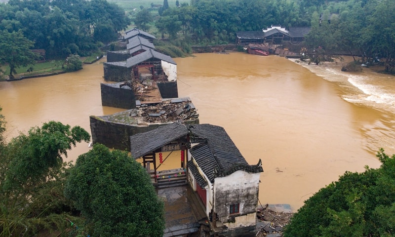 Cầu cổ Caihong, có từ đời nhà Tống, ở thành phố Thượng Nhiêu, tỉnh Giang Tây, Trung Quốc bị lũ lụt tàn phá hôm 9/7. Ảnh: VCG